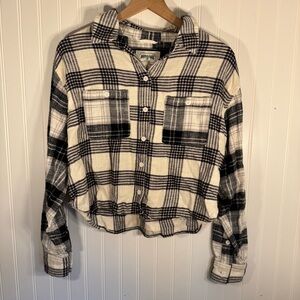 American Eagle Women’s Black & White Plaid Flannel Cropped Button Down Size M